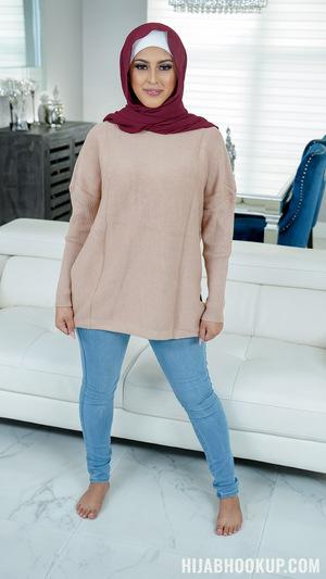 #TeamSkeet #HijabHookup Sophia Leone - A Quick Learner