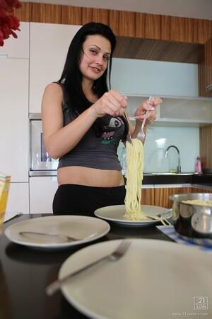 Original 853 px/ 1280 px