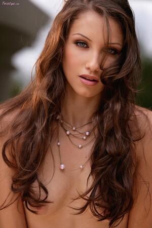 Original 853 px/ 1280 px