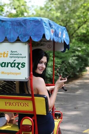 Original 853 px/ 1280 px