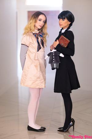 #FamilyPies Aria Valencia, Maria Kazi - Megan Vs Wednesday 20231010 #threesome #ffm #cosplay #wednesdayaddams #costume