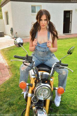 Original 852 px/ 1280 px