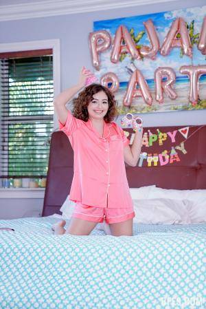 #TeamSkeet #BFFS Violet Gems Reese Robbins Leana Lovings - Birthday Burglar Surprise