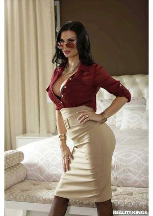 Jasmine Jae - What Is In Your Luggage