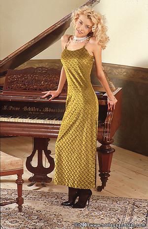 #DDF HotLegsAndFeet - Nikky Blond