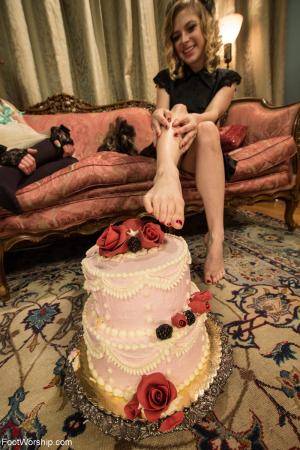 [FootWorship.com / Kink.com] 13.01.11 27388 Penny Pax, Maitresse Madeline Marlowe