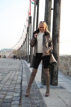 Original 853 px/ 1280 px