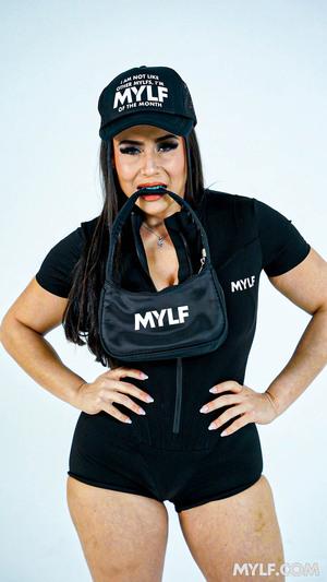 Carmela Clutch - Cumming in Clutch [MilfBody.com / MYLF.com] 01/01/24