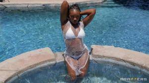 #Brazzers Elsie - Fucking In The Sun