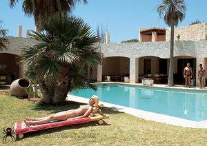 Original 842 px/ 595 px