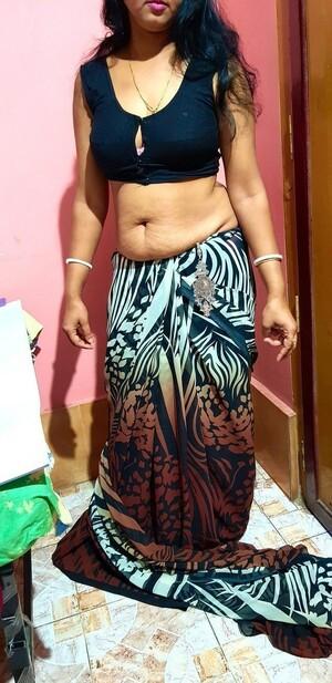 Desi Aunty hip world