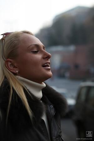 Original 853 px/ 1280 px