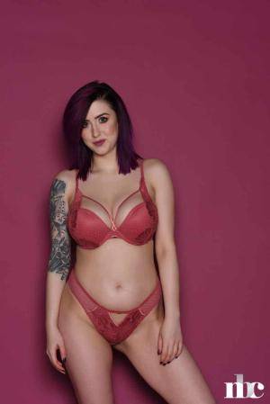 #NothingButCurves Lisha Blackhurst - The Busty Understatement