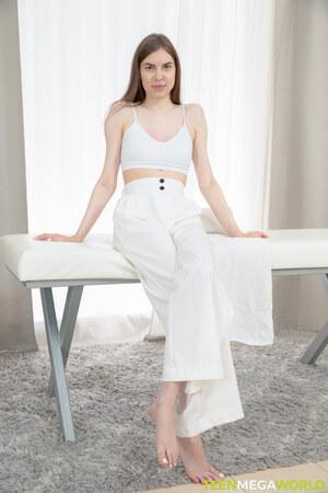 Alice Xo - Mr. masseur help me!