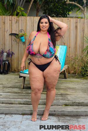 Sofia Rose - Poolside Pleasures