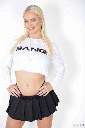 Slimthick Vic aka Vic Marie - Slimthick Vic Gets Oiled Up And Fucked For A Creampie [Bang! Surprise / Bang! Originals / Bang.com] (2023-01-12)