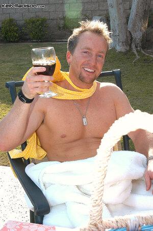 Original 716 px/ 1077 px