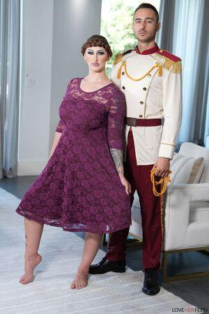 #LoveHerFeet - Avalon Mira - Whos The Feet Guy?