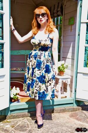 #Red-XXX - In An English Cuntry Garden