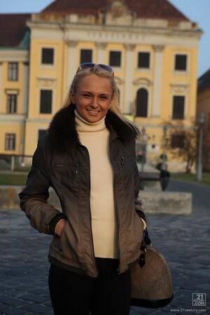 Original 853 px/ 1280 px