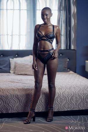 #MomXXX Jenifer Jane, Zaawaadi - Interracial 69 with Horny Housewife