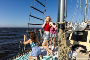 #ClubSweethearts - Viola Weber, Erika Mori, Olivia Trunk, Avrora Murai, Purr Simona - Lets get nauti 2/4