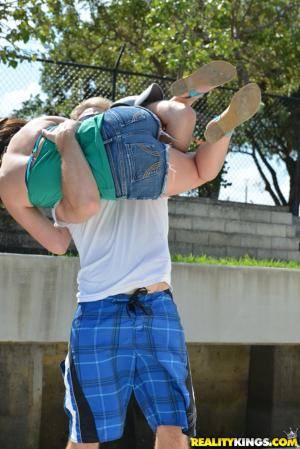 Original 2564 px/ 3840 px