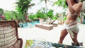 #Mofos - Isa - Exhibitionist Couple In The Keys