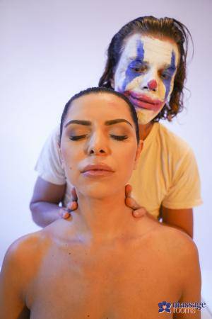 #MassageRooms Kira Queen - Joker Gives Wonder Woman a Massage