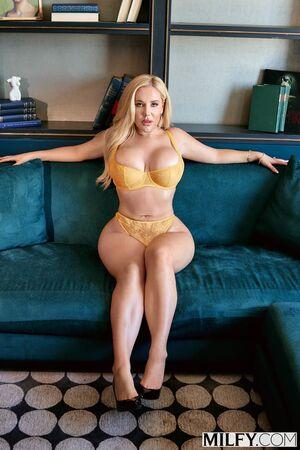 Savannah Bond milfy