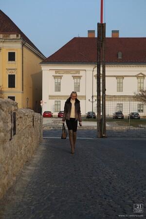 Original 853 px/ 1280 px