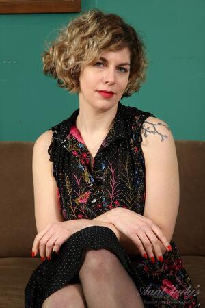 Tess - Stockings Fullbush Masturbation