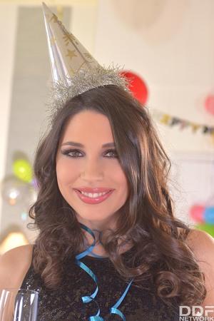 1By-Day Zafira - Head Over Heels x85 4000px (Dec 31, 2014)