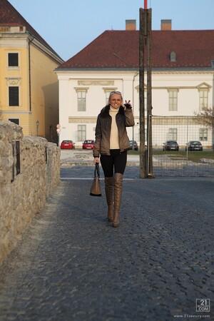 Original 853 px/ 1280 px