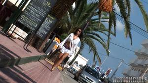 Veronica Zemanova posando en bikini en una playa