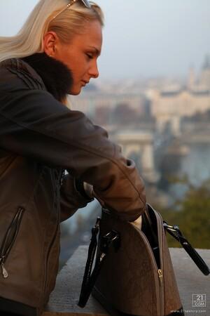 Original 853 px/ 1280 px