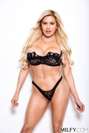 #Milfy Caitlin Bell - Sexy MILF Catches Contractor Jerking Off - 84x - 2999 x 2000px - September 06, 2023