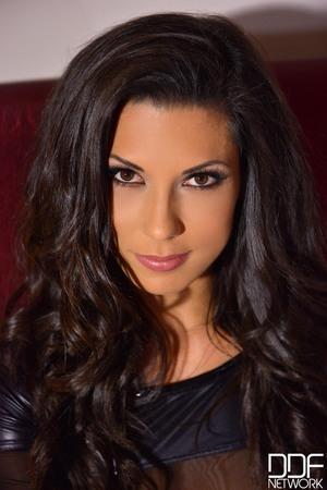 #HouseOfTaboo - Milena Devi, Alexa Tomas - Obidient Delivery