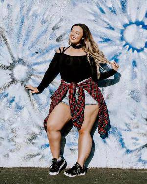 Original 833 px/ 1042 px