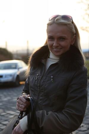 Original 853 px/ 1280 px