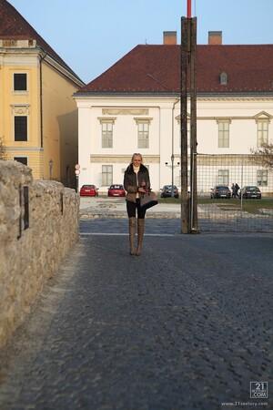 Original 853 px/ 1280 px