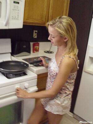 My Wife Showed Me Some Tits While She Was Cooking