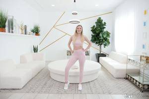 #SpyFam Amber Moore - Stepsis Masturbates In The Car