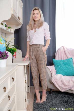 #TeenMegaWorld Monroe Fox - Travel the world right in bed