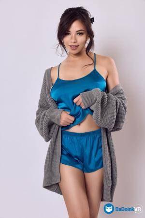 #BadoInkVR Scarlett Alexis - Its a Bit Nippy Out